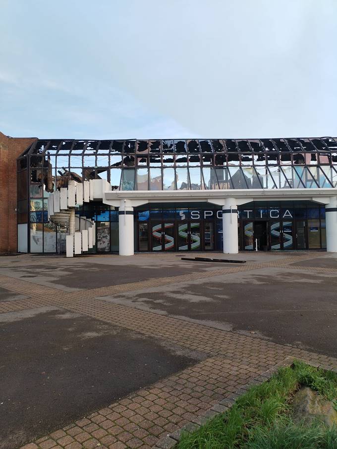 Photo de l'entrée de Sportica après l'incendie du 25 décembre 2023